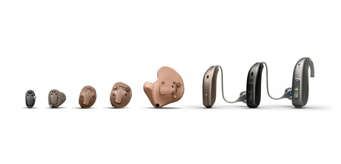 demonstracja ośmiu różnych rodzajów aparatów słuchowych